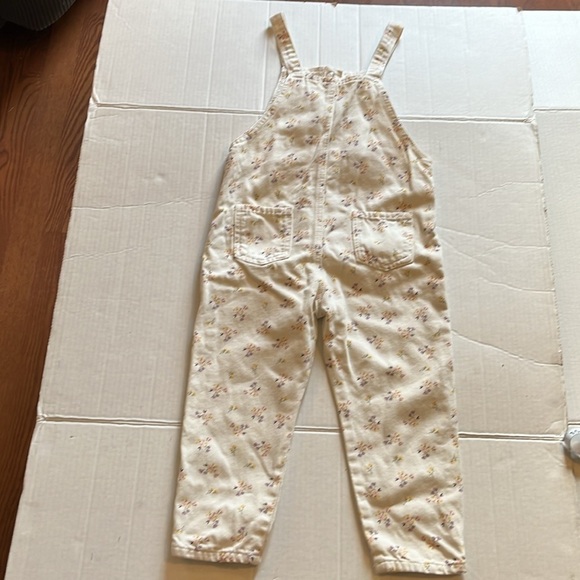 Zara-4-5 years-cream floral-denim overalls. Buttons in the front. - Picture 2 of 11